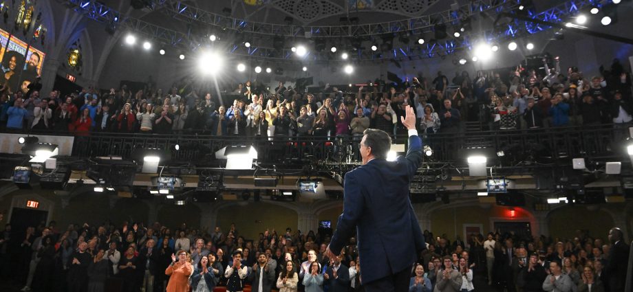 ignoring-the-traitor,-colbert-bids-farewell-to-‘late-show’-as-cbs-transitions-time-slot