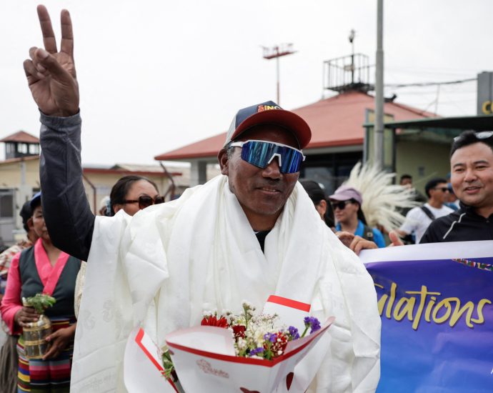 ‘everest-man’-breaks-his-own-record-after-historic-32nd-climb