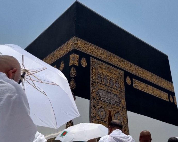 over-1.6-million-pilgrims-arrive-in-saudi-arabia-for-hajj-pilgrimage