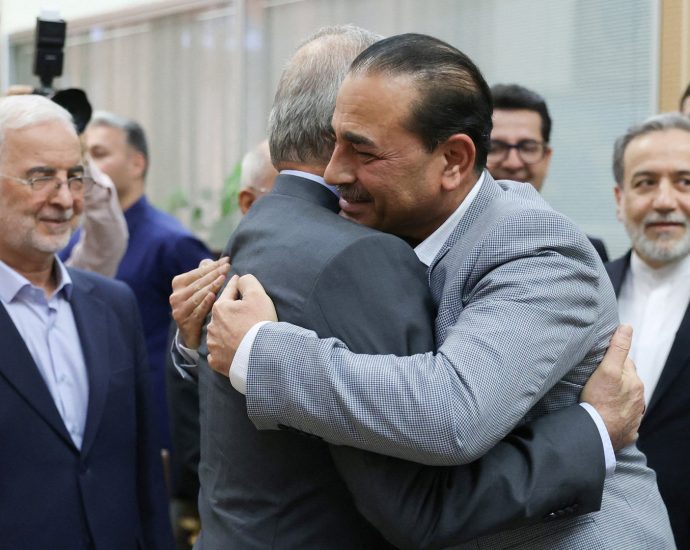 iran-sends-‘mixed’-messages-as-pakistani-mediators-depart-tehran