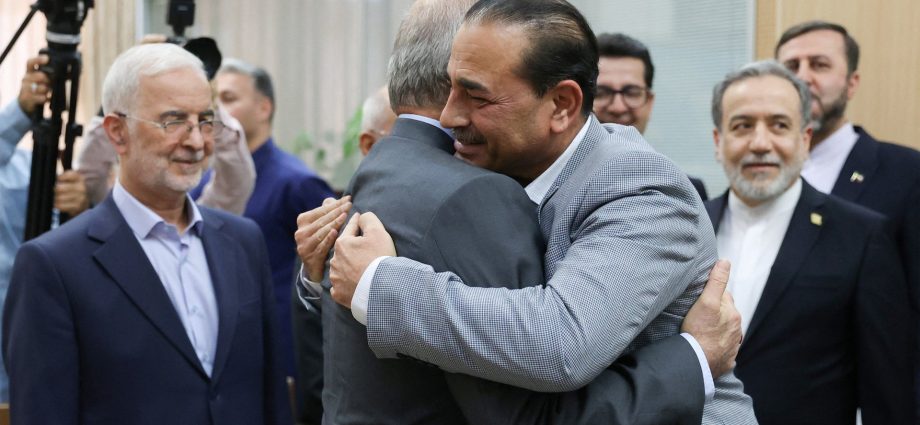 iran-sends-‘mixed’-messages-as-pakistani-mediators-depart-tehran