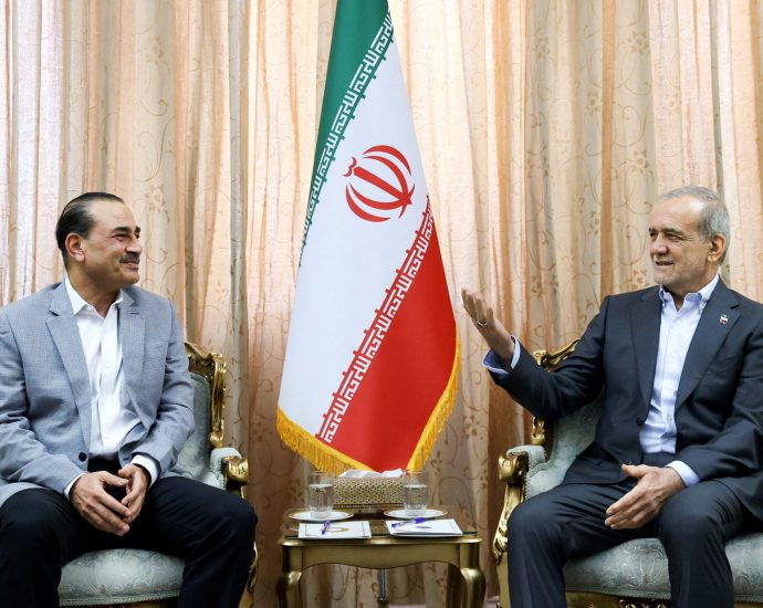 pakistan-army-chief-visits-tehran-to-push-for-end-to-us-israeli-war-on-iran