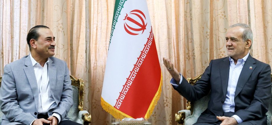 pakistan-army-chief-visits-tehran-to-push-for-end-to-us-israeli-war-on-iran