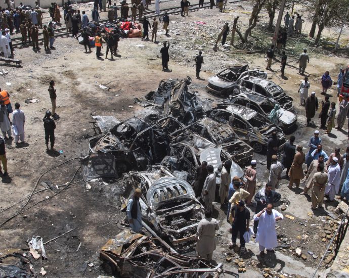 suicide-car-bombing-attack-on-a-train-in-pakistan-kills-dozens