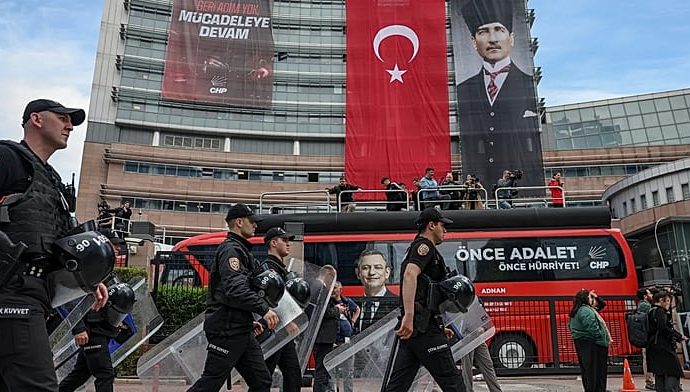 turkish-police-use-tear-gas-to-break-into-chp-headquarters