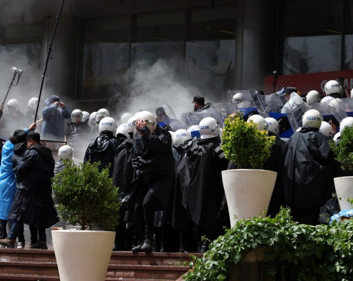 turkish-police-storm-main-opposition-chp’s-party-headquarters