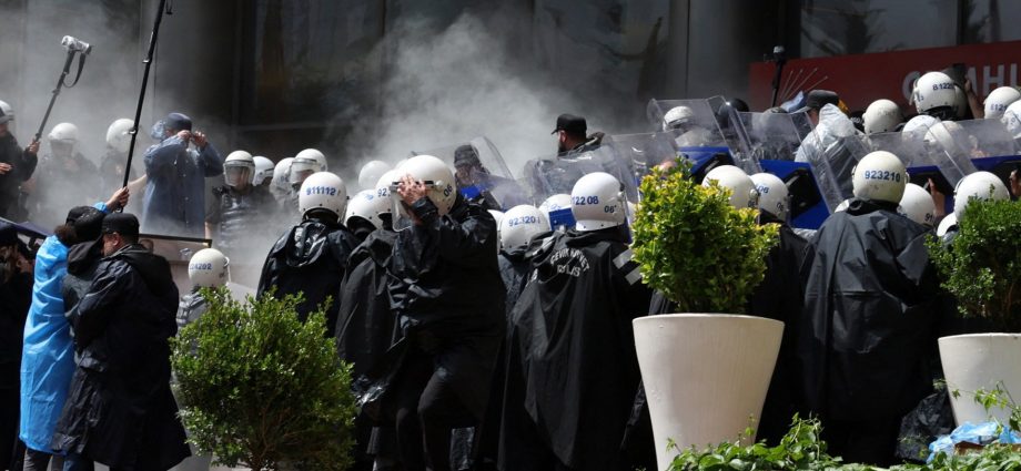 turkish-police-storm-main-opposition-chp’s-party-headquarters