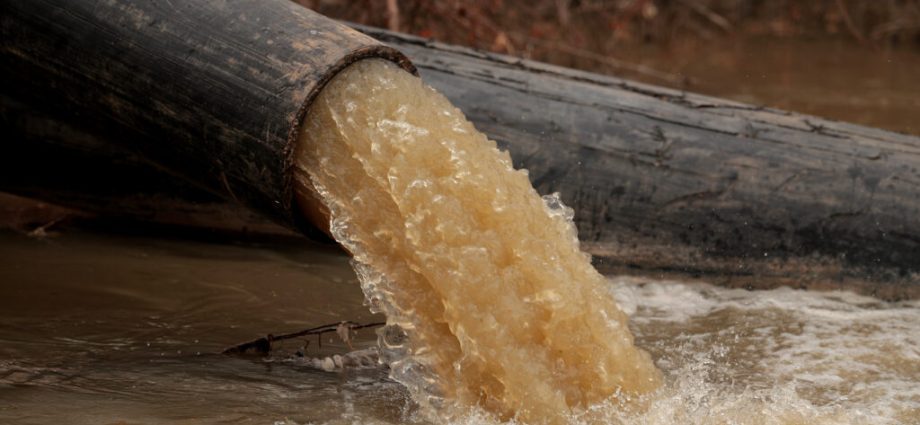 sewage-and-fuel-leaks-contaminate-the-potomac-river,-source-of-drinking-water-for-more-than-5-million-people