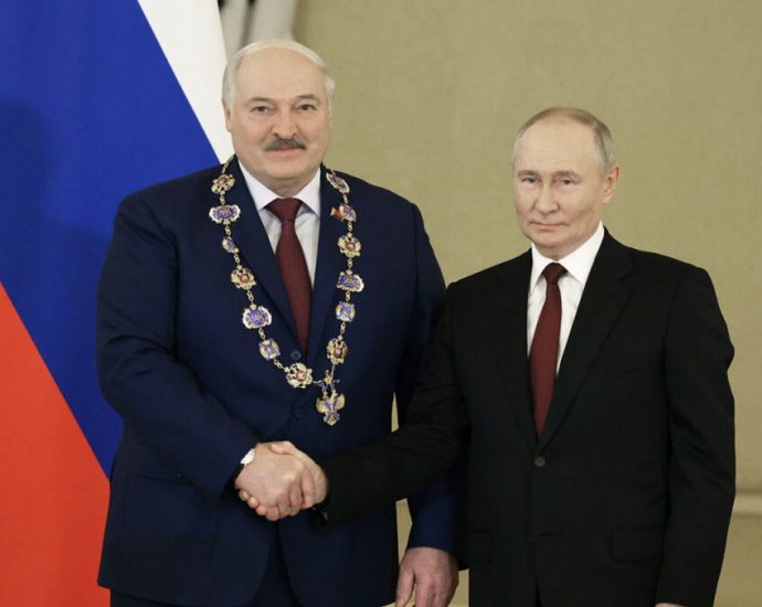 france’s-macron-warned-lukashenka-not-to-drag-belarus-into-russia’s-war