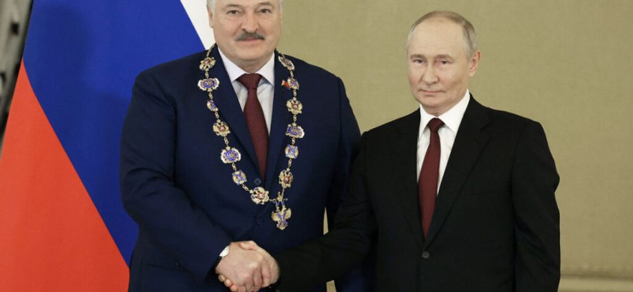 france’s-macron-warned-lukashenka-not-to-drag-belarus-into-russia’s-war