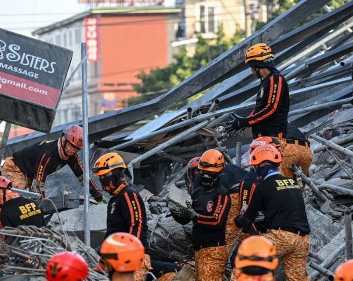 building-collapse-in-philippines-leaves-3-dead,-17-missing