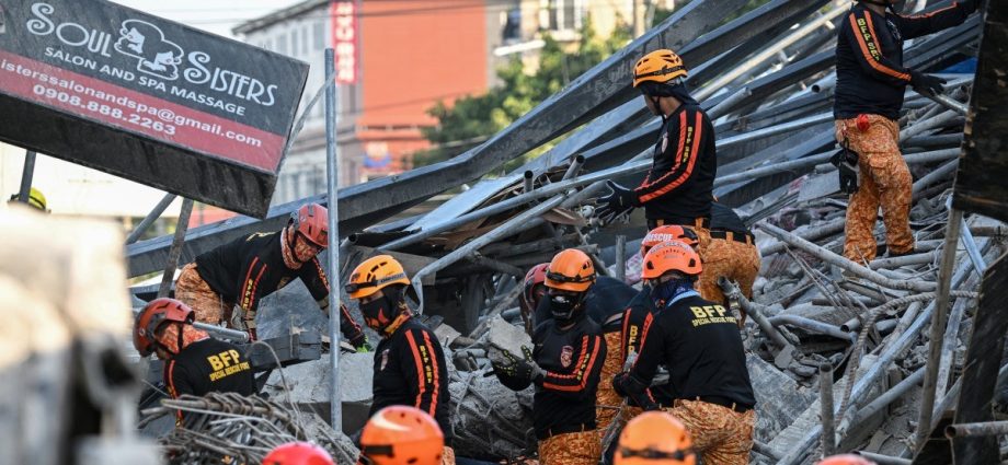 building-collapse-in-philippines-leaves-3-dead,-17-missing