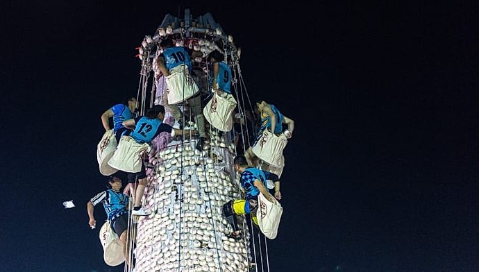 climbers-race-up-giant-bun-tower-at-hong-kong’s-colourful-bun-festival