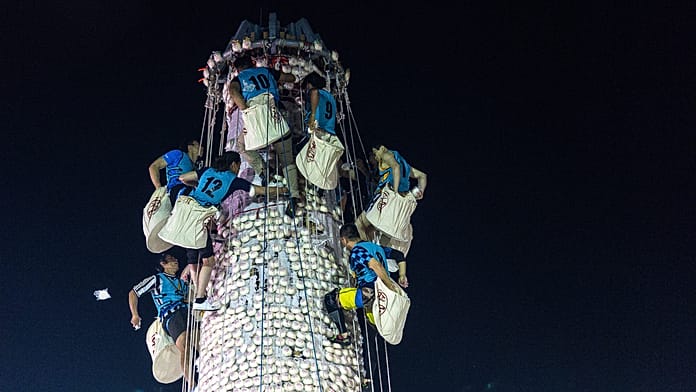 climbers-race-up-giant-bun-tower-at-hong-kong’s-colourful-bun-festival