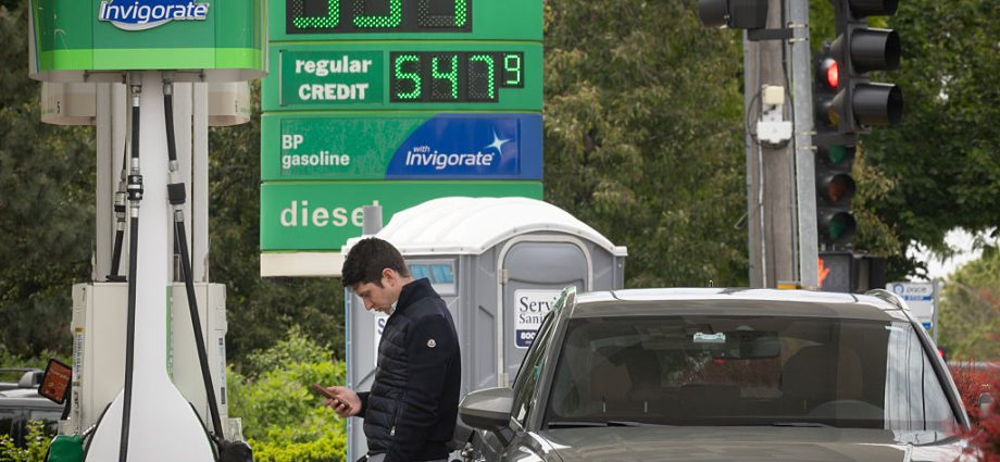 summer-travel-kicks-off-with-mixed-forecast,-rising-costs