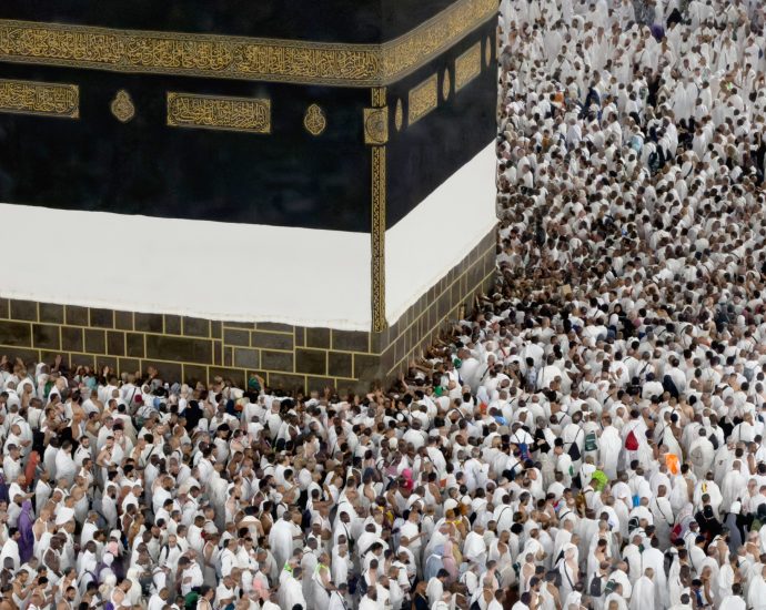 over-1.5-million-pilgrims-begin-hajj-amid-regional-tensions