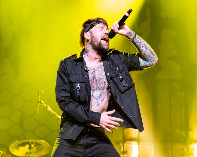 beartooth’s-caleb-shomo-comes-out-as-gay-in-emotional-statement