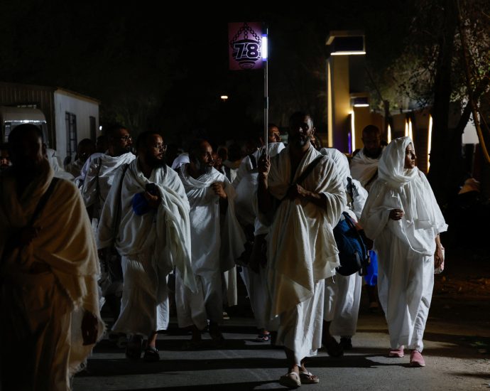 hajj-pilgrims-arrive-near-mecca-ahead-of-arafah-day