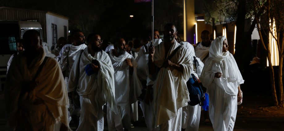 hajj-pilgrims-arrive-near-mecca-ahead-of-arafah-day