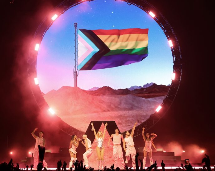 kesha-brings-the-freedom-tour-to-los-angeles-with-a-night-of-glitter,-chaos,-and-pop-classics