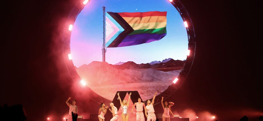 kesha-brings-the-freedom-tour-to-los-angeles-with-a-night-of-glitter,-chaos,-and-pop-classics