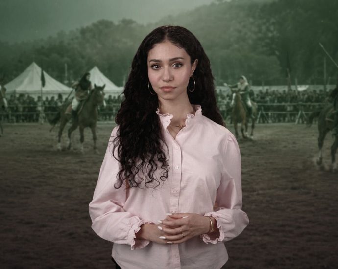 pakistani-women-in-tent-pegging