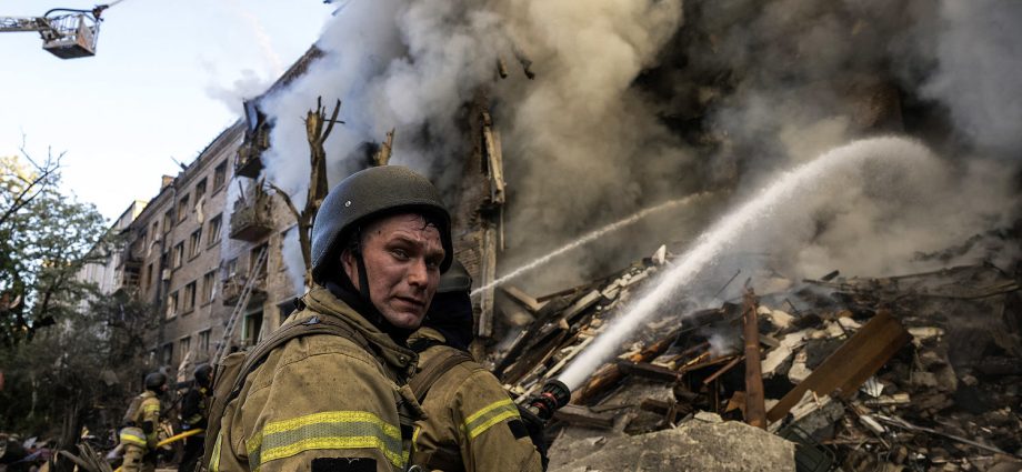 russia-pressures-us.,-ukraine’s-allies-to-flee-kyiv,-threatening-‘systematic-strikes’