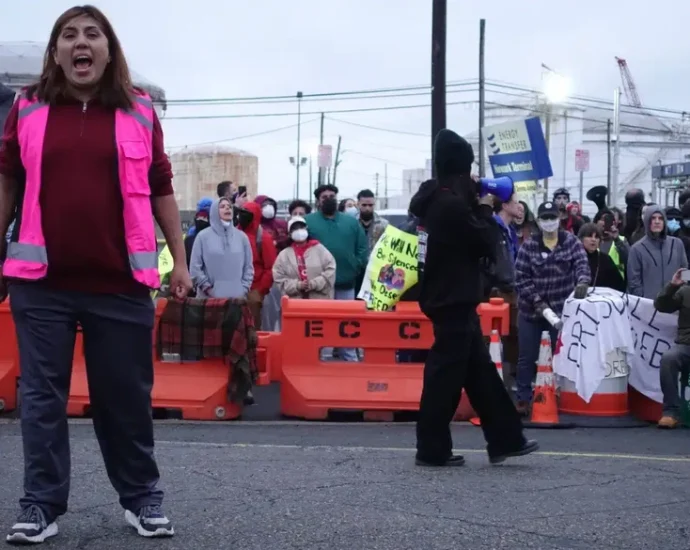 protesters-block-newark-ice-detention-facility-amid-hunger-and-work-strike