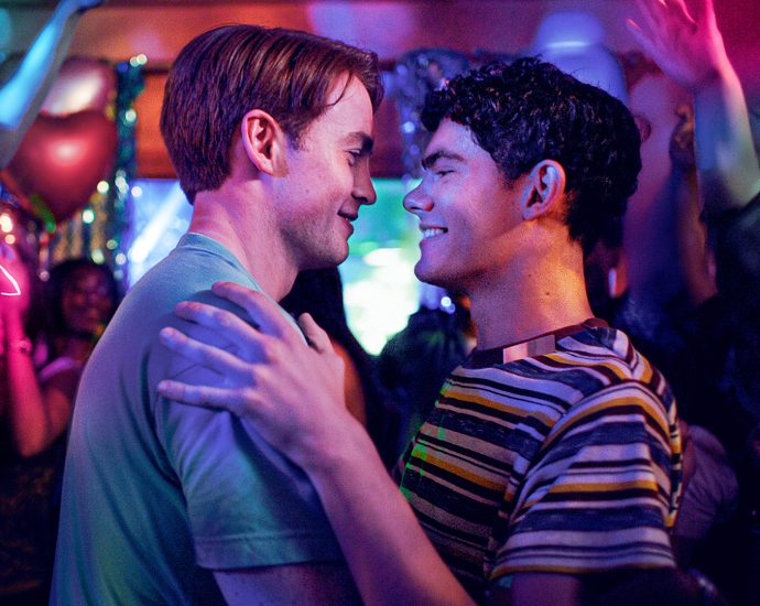new-‘heartstopper-forever’-photos-tease-an-emotional-ending-for-nick-and-charlie