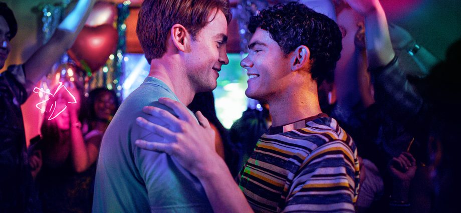 new-‘heartstopper-forever’-photos-tease-an-emotional-ending-for-nick-and-charlie