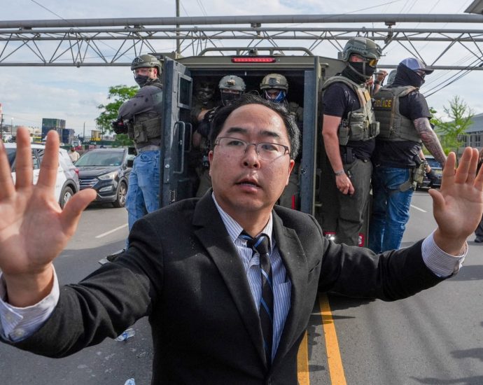 us-senator-hit-with-pepper-spray-during-clash-at-ice-facility-in-new-jersey