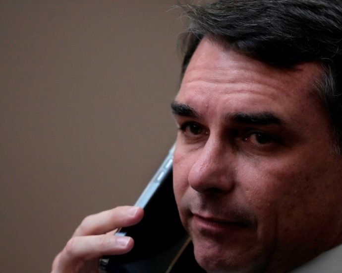 brazil’s-flavio-bolsonaro-meets-with-the-traitor-amid-troubled-presidential-bid