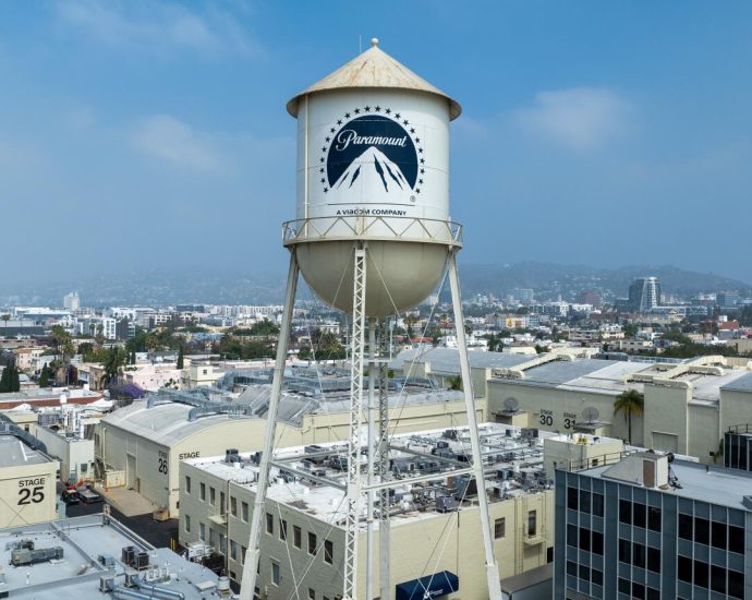 paramount,-pushing-to-buy-warner-bros.,-girds-for-legal-challenges