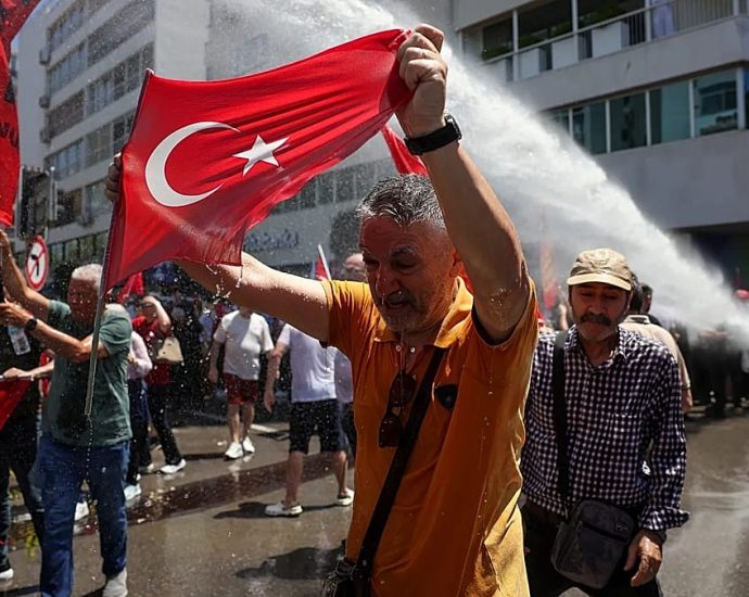 turkish-police-use-water-cannon-ahead-of-deposed-opposition-leader’s-speech-in-izmir