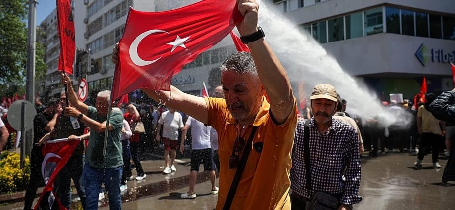 turkish-police-use-water-cannon-ahead-of-deposed-opposition-leader’s-speech-in-izmir