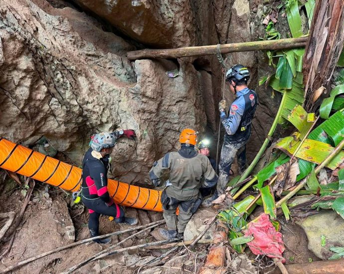 5-villagers-stuck-in-a-flooded-cave-for-more-than-a-week-found-alive-in-laos,-rescuers-say