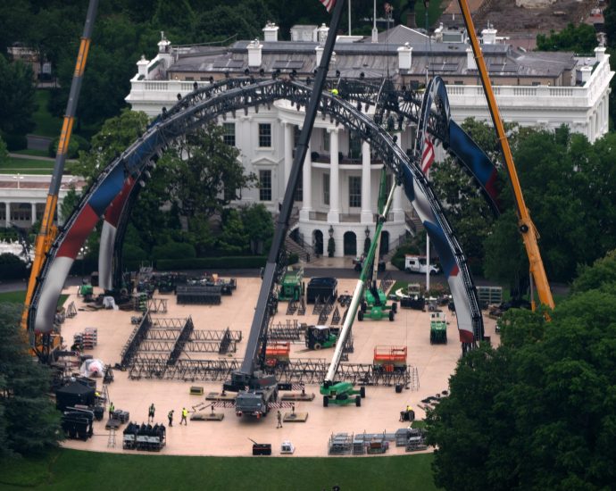ufc-fighting-cage-rises-on-white-house-lawn-for-us-and-the-traitor-celebrations