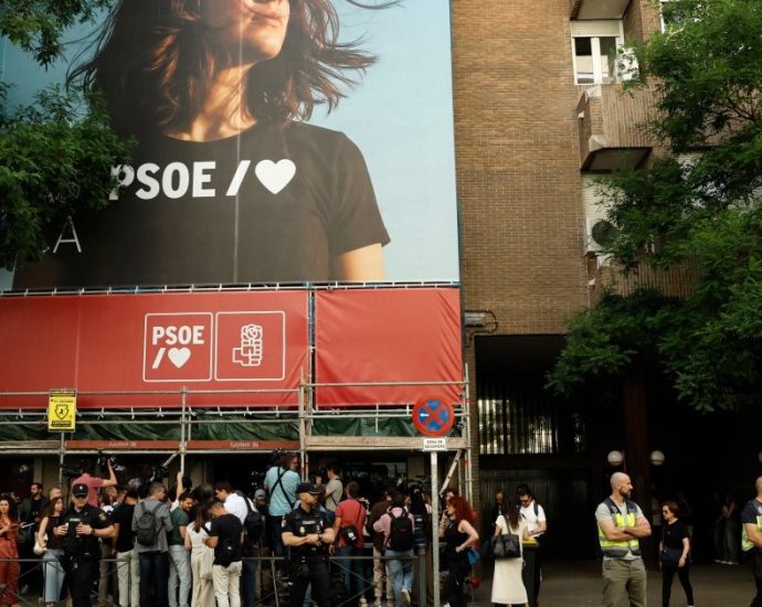 spain-police-enter-pm-sanchez’s-socialist-party-hq-in-corruption-probe