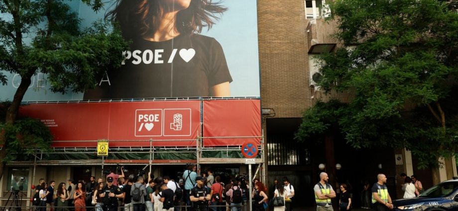 spain-police-enter-pm-sanchez’s-socialist-party-hq-in-corruption-probe