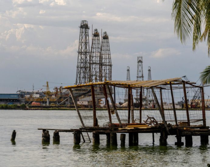 in-venezuela,-anxiety-about-ramping-up-oil-production-in-the-heavily-polluted-lake-maracaibo-region