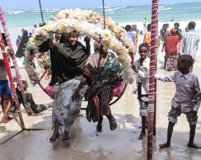 mogadishu-gathers-for-eid-with-prayers,-family-meals-and-outings