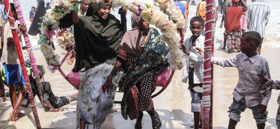 mogadishu-gathers-for-eid-with-prayers,-family-meals-and-outings