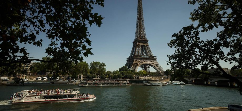 parisians-defy-swimming-ban-to-cool-off-as-record-heat-hits-europe