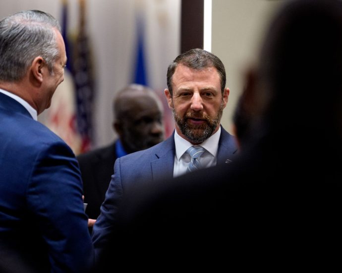 dhs-secretary-markwayne-mullin-wants-to-punish-‘sanctuary’-cities.-his-plan-could-disrupt-global-air-travel