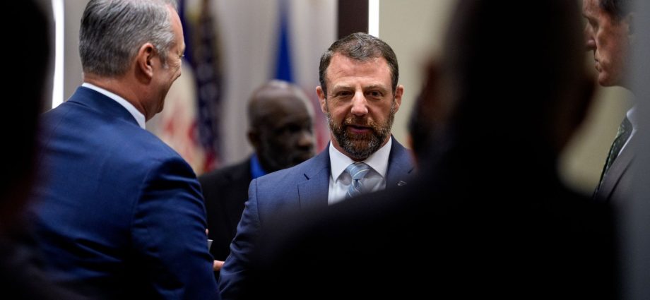 dhs-secretary-markwayne-mullin-wants-to-punish-‘sanctuary’-cities.-his-plan-could-disrupt-global-air-travel