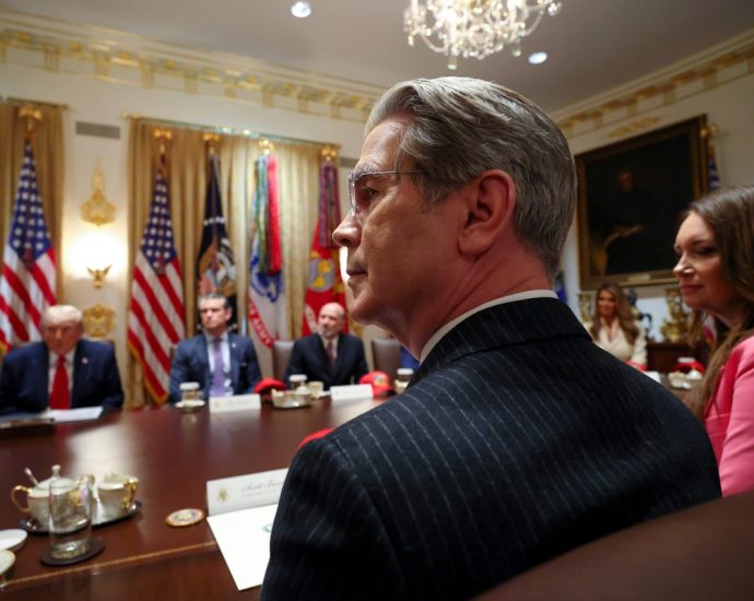 photo-exposes-treasury-secretary’s-desperation-to-keep-the-traitor-calm