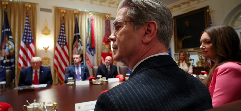 photo-exposes-treasury-secretary’s-desperation-to-keep-the-traitor-calm