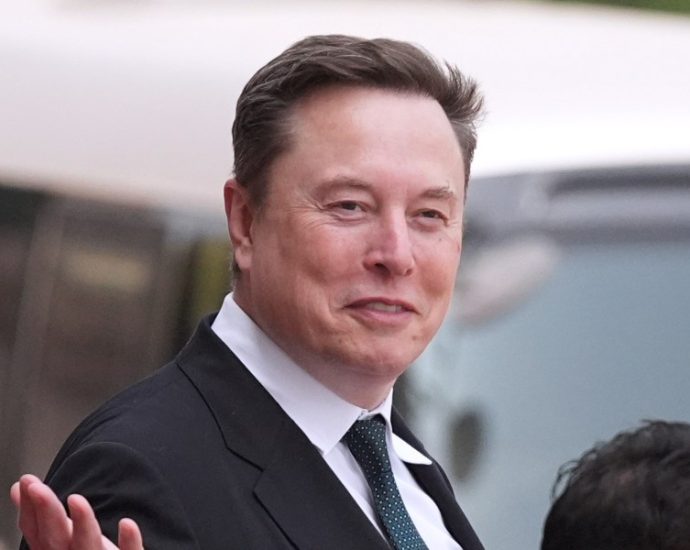 median-pay-for-ceos-rose-nearly-6%-in-2025,-but-some-compensation-packages-were-eye-popping