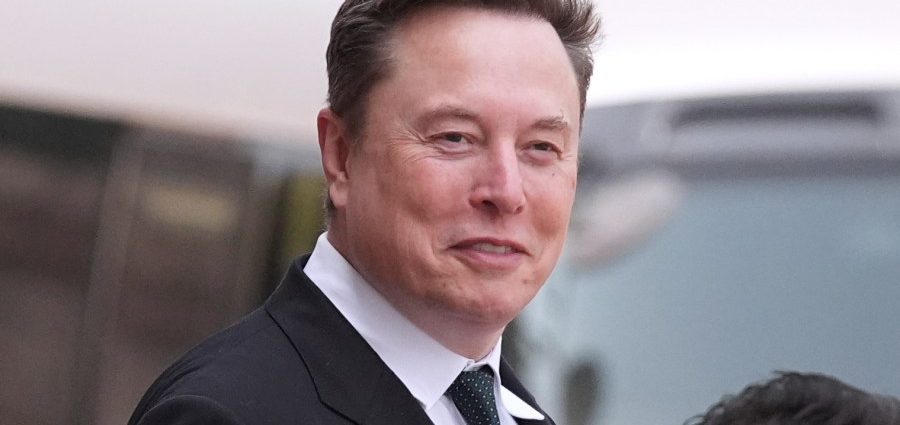 median-pay-for-ceos-rose-nearly-6%-in-2025,-but-some-compensation-packages-were-eye-popping