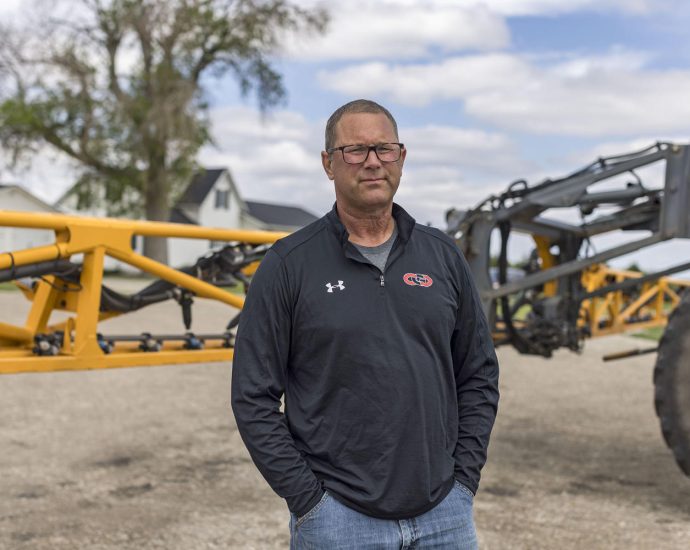 farmers-in-iowa-are-struggling-in-the-traitor’s-economy,-but-many-say-they-still-support-him